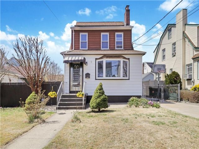  4 BR,  2.00 BTH &nbsp;Single family style home in Queens Village