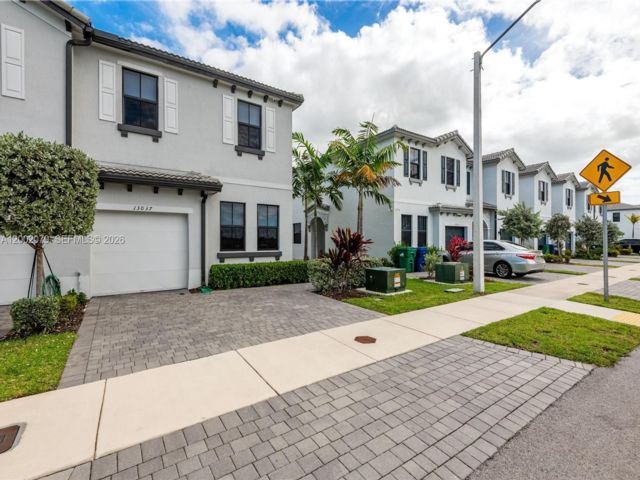  4 BR,  3.00 BTH &nbsp;Townhouse style home in Homestead