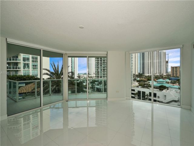 3 BR,  2.00 BTH &nbsp;Condo style home in Sunny Isles Beach