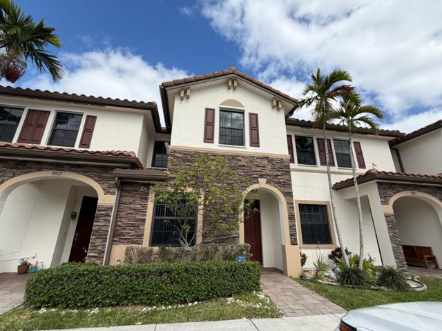  2 BR,  2.50 BTH &nbsp; style home in Hialeah