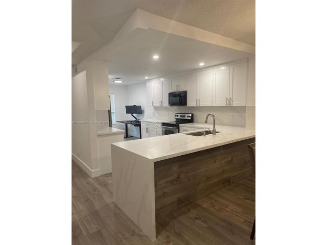  3 BR,  2.00 BTH &nbsp; style home in Weston