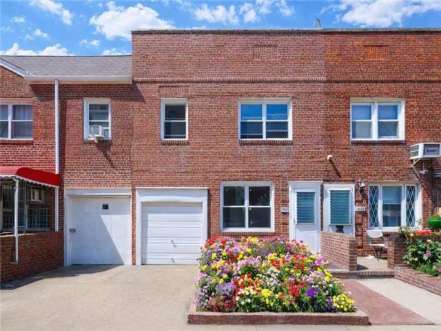  3 BR,  1.00 BTH &nbsp;Single family style home in Midwood