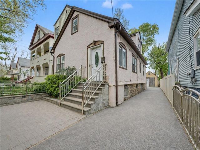  4 BR,  2.00 BTH &nbsp;Multi-family style home in Mount Vernon