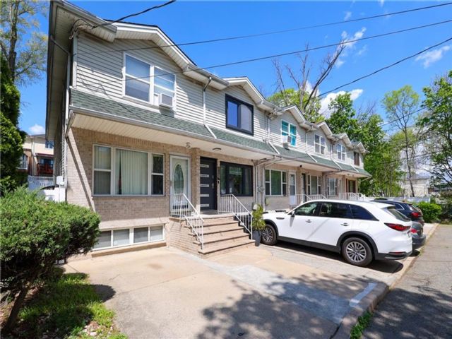  3 BR,  3.00 BTH &nbsp;Single family style home in Clifton