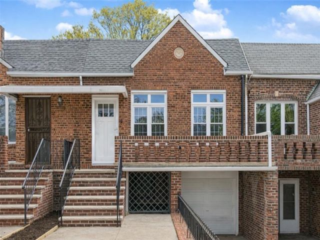  3 BR,  2.00 BTH &nbsp;Single family style home in Marine Park