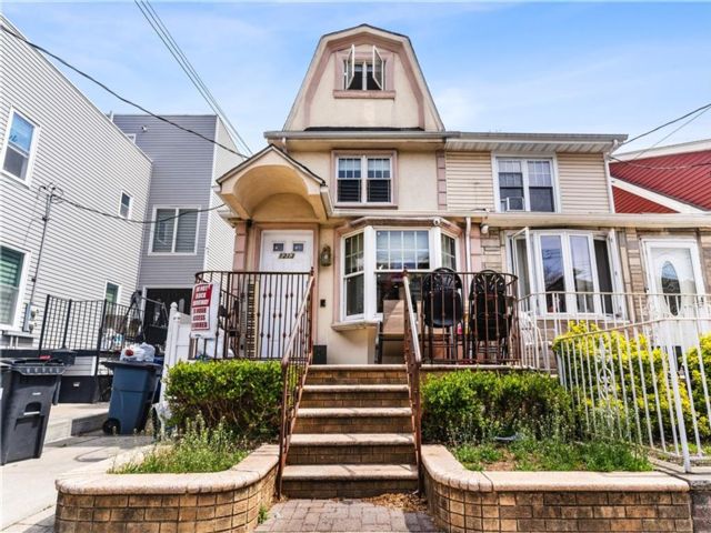  5 BR,  5.00 BTH &nbsp;Single family style home in Midwood