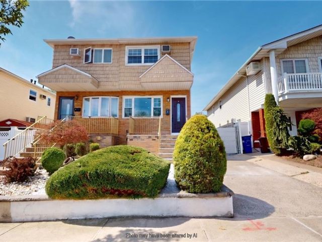  3 BR,  3.00 BTH &nbsp;Single family style home in Bay Terrace