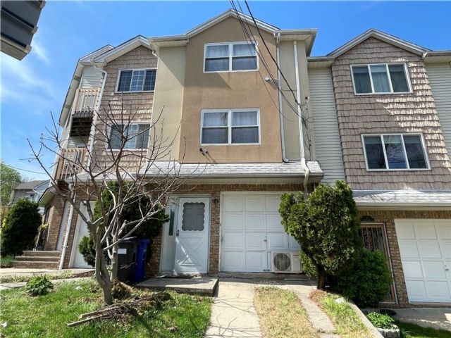  2 BR,  3.00 BTH &nbsp;Single family style home in Shore Acres