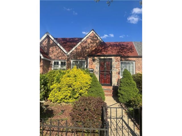  2 BR,  1.00 BTH &nbsp;Single family style home in Flatlands