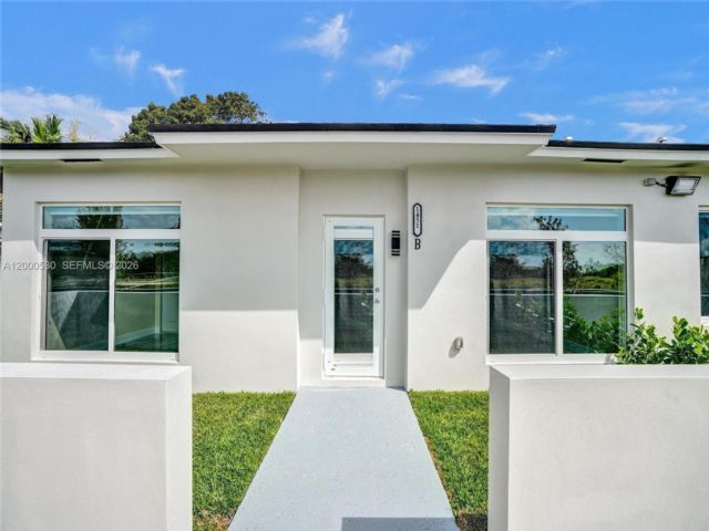  3 BR,  2.00 BTH &nbsp;Duplex style home in Homestead