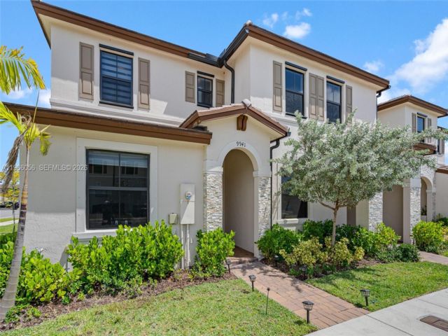  3 BR,  3.00 BTH &nbsp;Townhouse style home in Miami