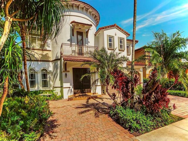  4 BR,  4.00 BTH &nbsp; style home in Miami