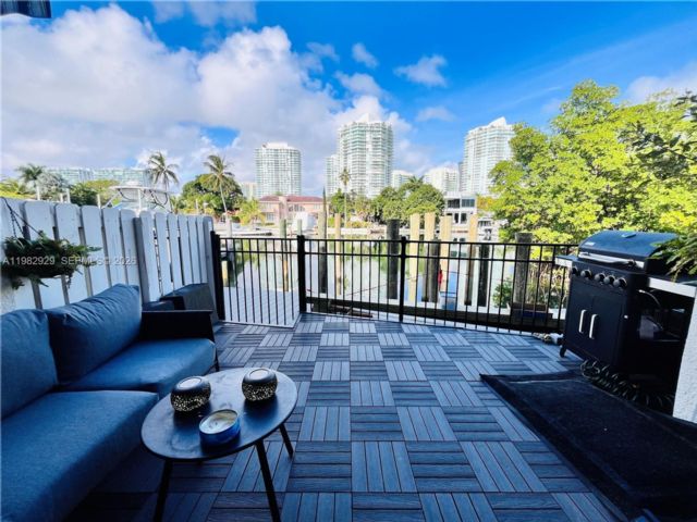  3 BR,  3.00 BTH &nbsp; style home in Aventura