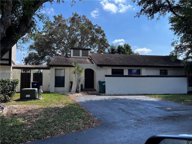  3 BR,  2.00 BTH &nbsp;Townhouse style home in Miami