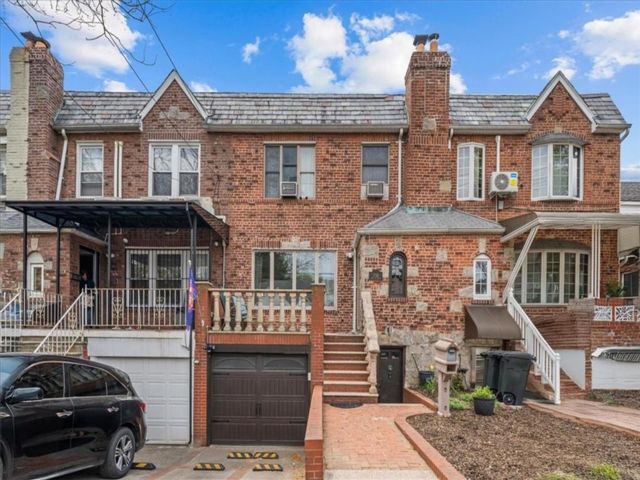  3 BR,  2.00 BTH &nbsp;Single family style home in Marine Park