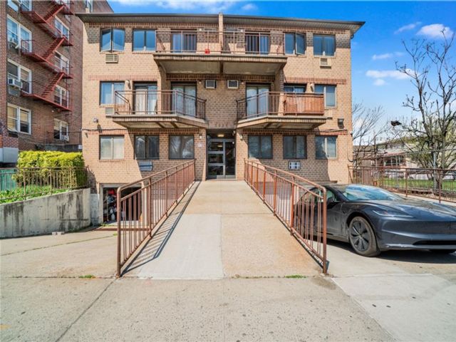  2 BR,  2.50 BTH &nbsp;Condominium style home in Brighton Beach
