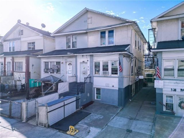  6 BR,  0.00 BTH &nbsp;Multi-family style home in Brighton Beach
