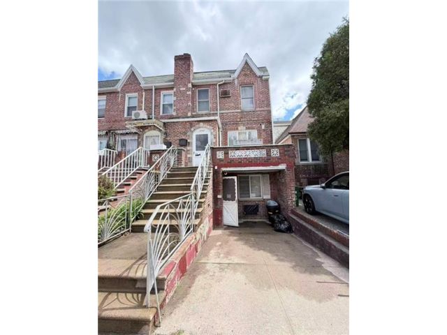  4 BR,  0.00 BTH &nbsp;Multi-family style home in Gravesend