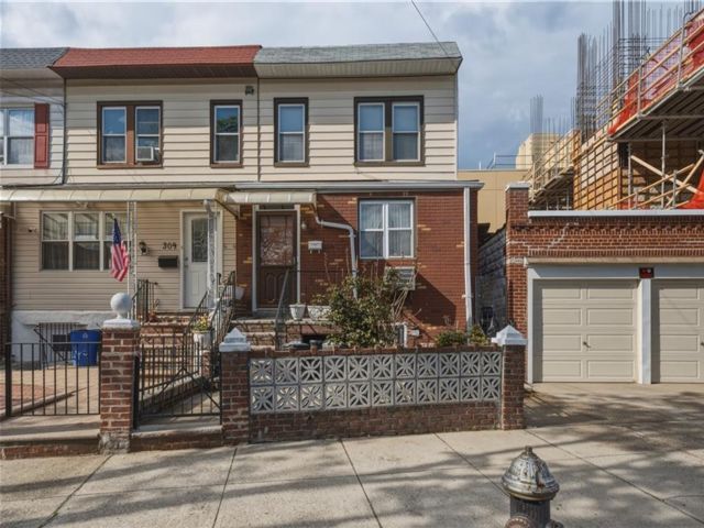  4 BR,  3.00 BTH &nbsp;Multi-family style home in Gravesend