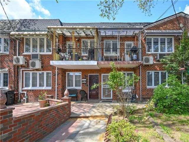  5 BR,  3.00 BTH &nbsp;Multi-family style home in Old Mill Basin