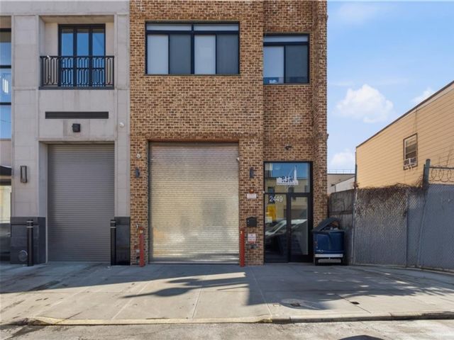 Studio,  0.00 BTH &nbsp;Commercial style home in Astoria