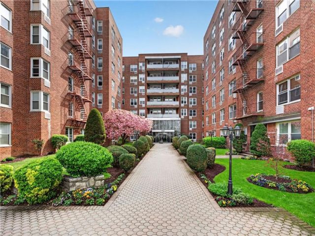  1 BR,  1.00 BTH &nbsp;Co-op style home in Bay Ridge