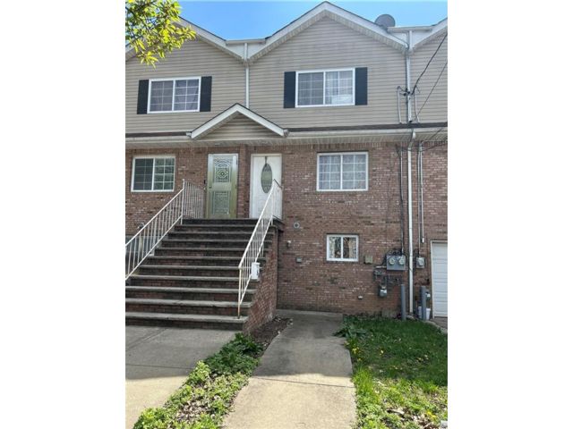 Studio,  4.00 BTH &nbsp;Multi-family style home in Clifton