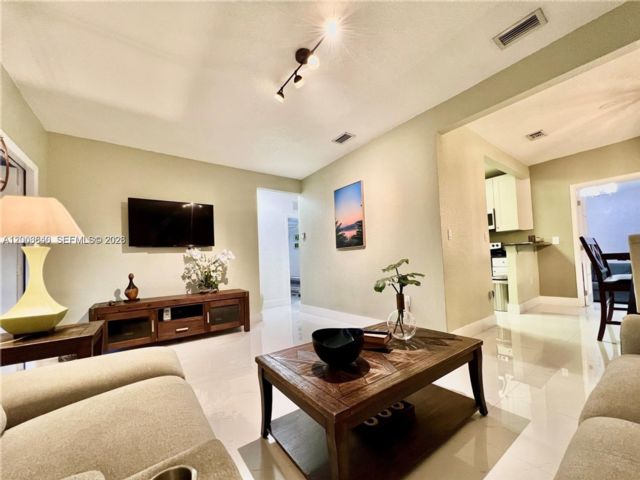  2 BR,  2.00 BTH &nbsp;Duplex style home in Miami