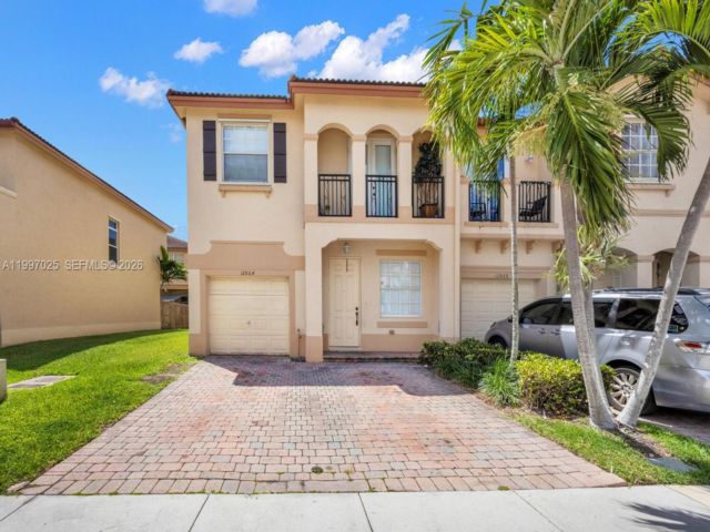  3 BR,  2.50 BTH &nbsp;Townhouse style home in Crossings