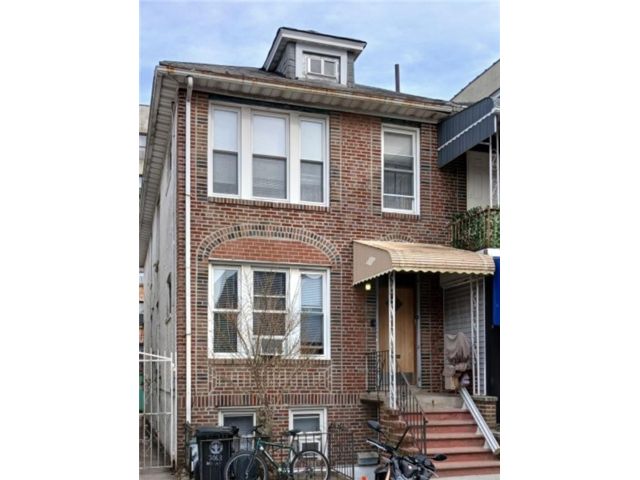  7 BR,  3.00 BTH &nbsp;Multi-family style home in Brighton Beach