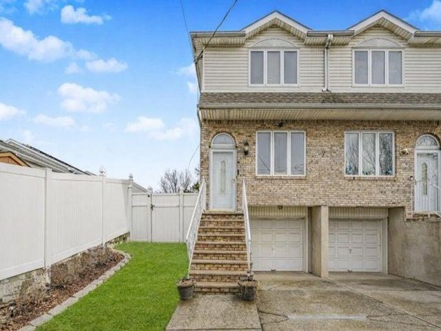  3 BR,  3.00 BTH &nbsp;Single family style home in New Springville