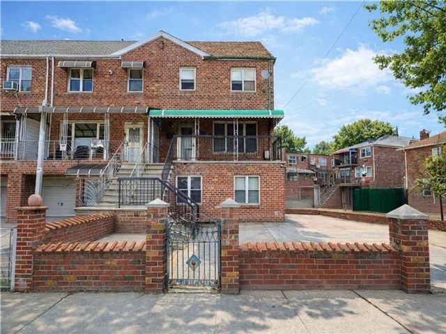  6 BR,  3.00 BTH &nbsp;Multi-family style home in Bath Beach