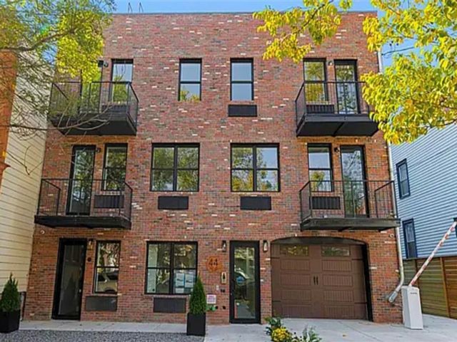  1 BR,  1.00 BTH &nbsp;Condominium style home in Cypress Hills