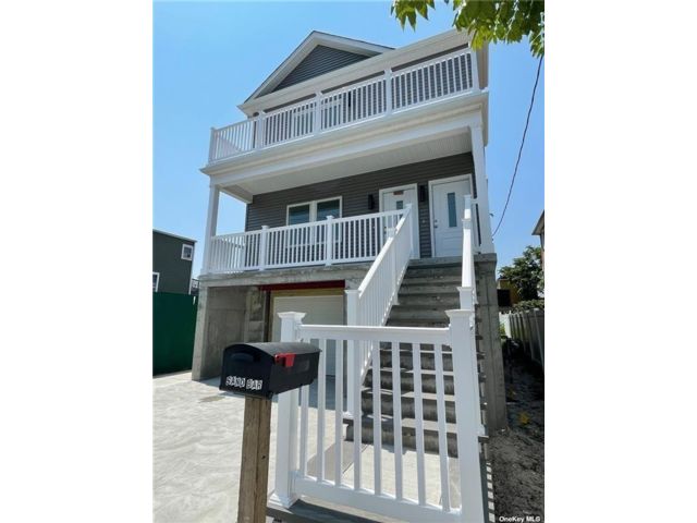  3 BR,  2.00 BTH &nbsp;Multi-family style home in Rockaway Park