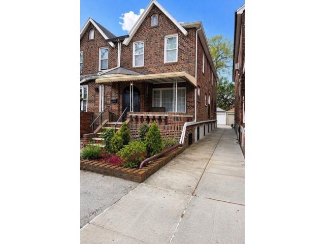  3 BR,  4.00 BTH &nbsp;Single family style home in Flatlands