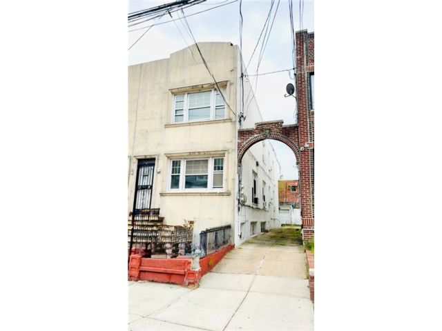  7 BR,  0.00 BTH &nbsp;Multi-family style home in Gravesend