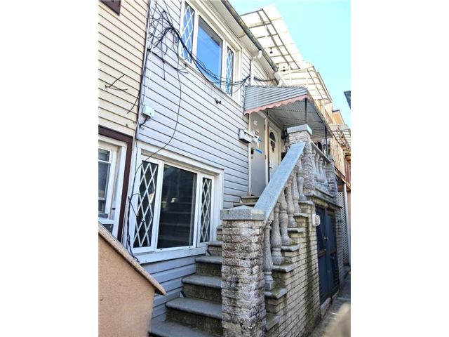  3 BR,  2.00 BTH &nbsp;Multi-family style home in Manhattan Beach