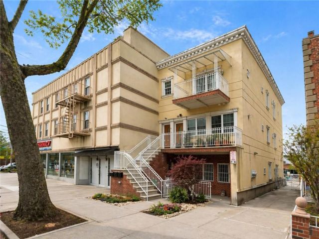  2 BR,  3.00 BTH &nbsp;Condominium style home in Flatlands