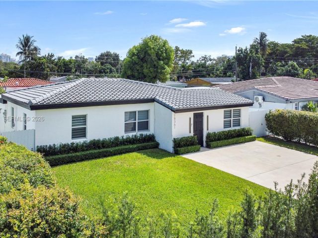  4 BR,  4.00 BTH &nbsp; style home in North Miami Beach