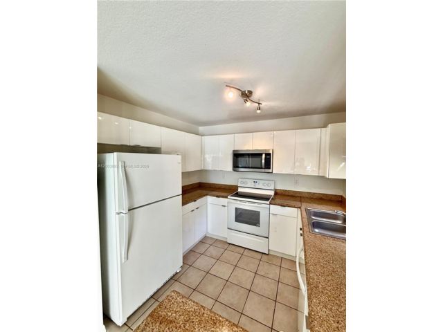  2 BR,  2.00 BTH &nbsp; style home in Pembroke Pines