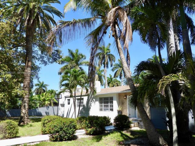  3 BR,  2.00 BTH &nbsp; style home in Hollywood