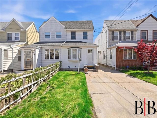  3 BR,  2.00 BTH &nbsp;Single family style home in Gerritsen Beach