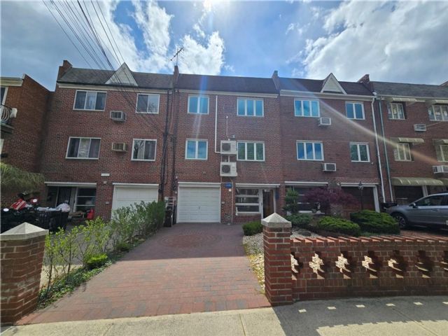 5 BR,  3.00 BTH &nbsp;Multi-family style home in Dyker Heights