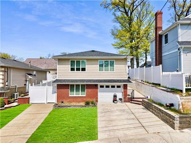  5 BR,  0.00 BTH &nbsp;Multi-family style home in Great Kill