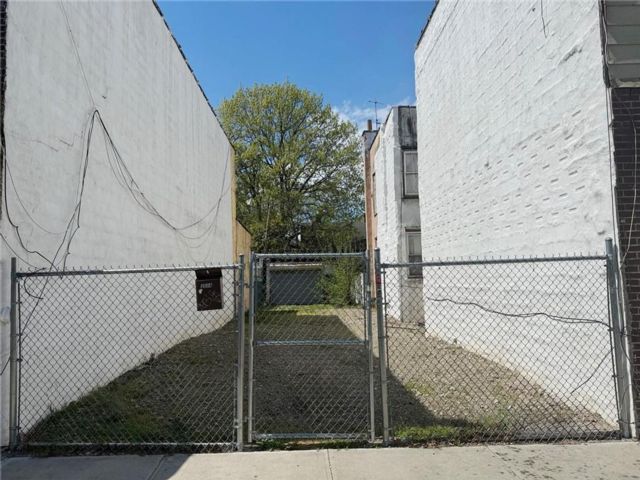 Lot <b>Size:</b> 20x100 &nbsp;Land style home in Flatbush