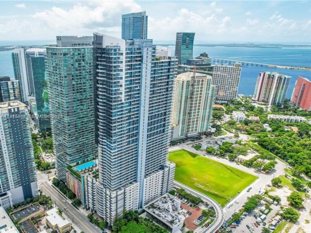  3 BR,  3.00 BTH &nbsp;Condo style home in Miami