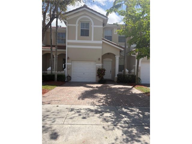  4 BR,  2.50 BTH &nbsp;Townhouse style home in Crossings