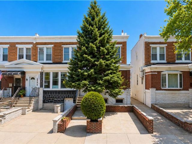  4 BR,  0.00 BTH &nbsp;Multi-family style home in Bensonhurst