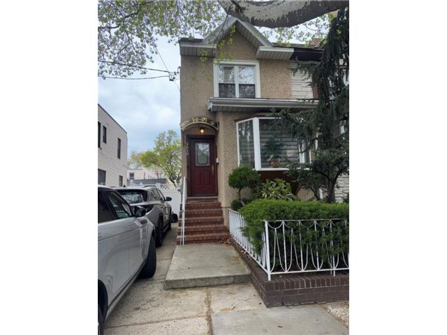  3 BR,  2.00 BTH &nbsp;Single family style home in Gravesend