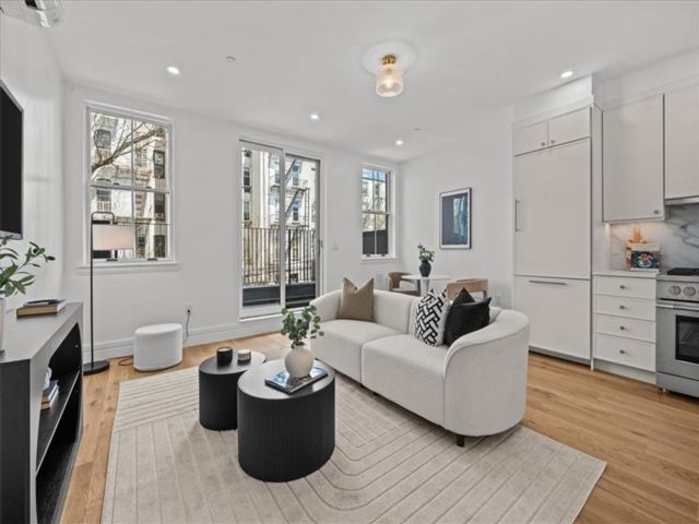  3 BR,  3.00 BTH &nbsp;Condominium style home in Carroll Gardens